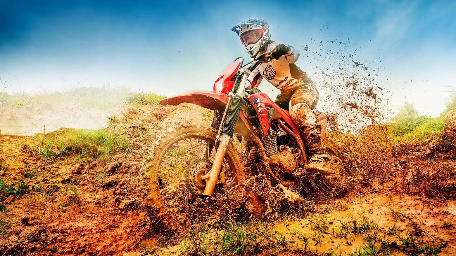 Motociclista descendo trilha na lama com a Honda CRF 250F