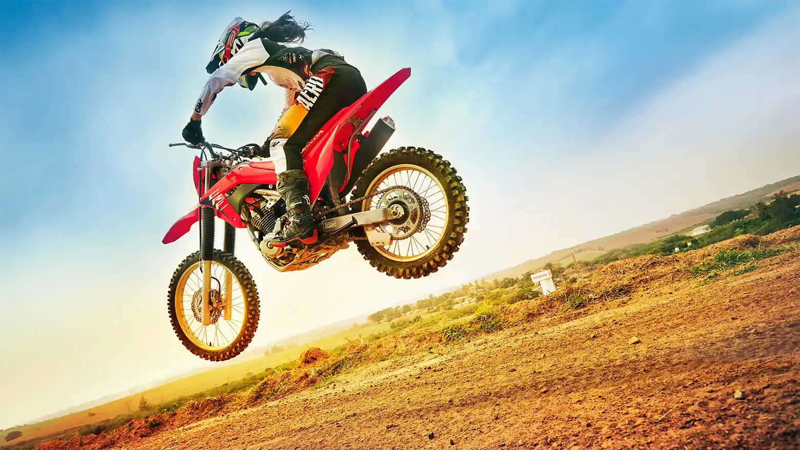 Motociclista descendo trilha saltando com a Honda CRF 250F