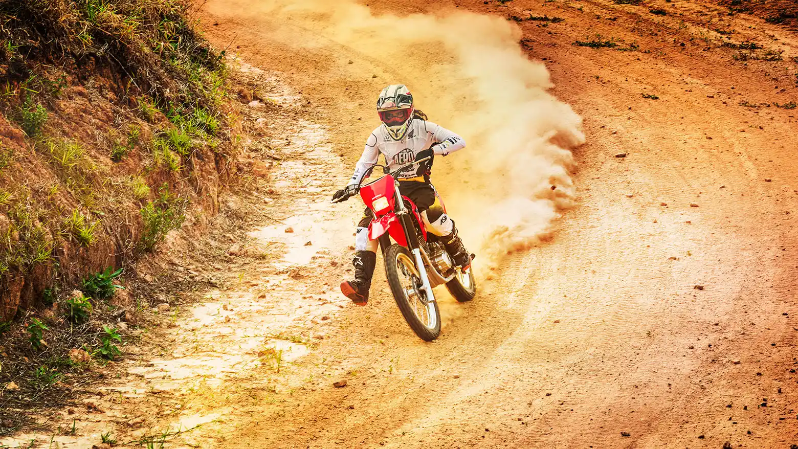 Motociclista descendo trilha com a Honda CRF 250F