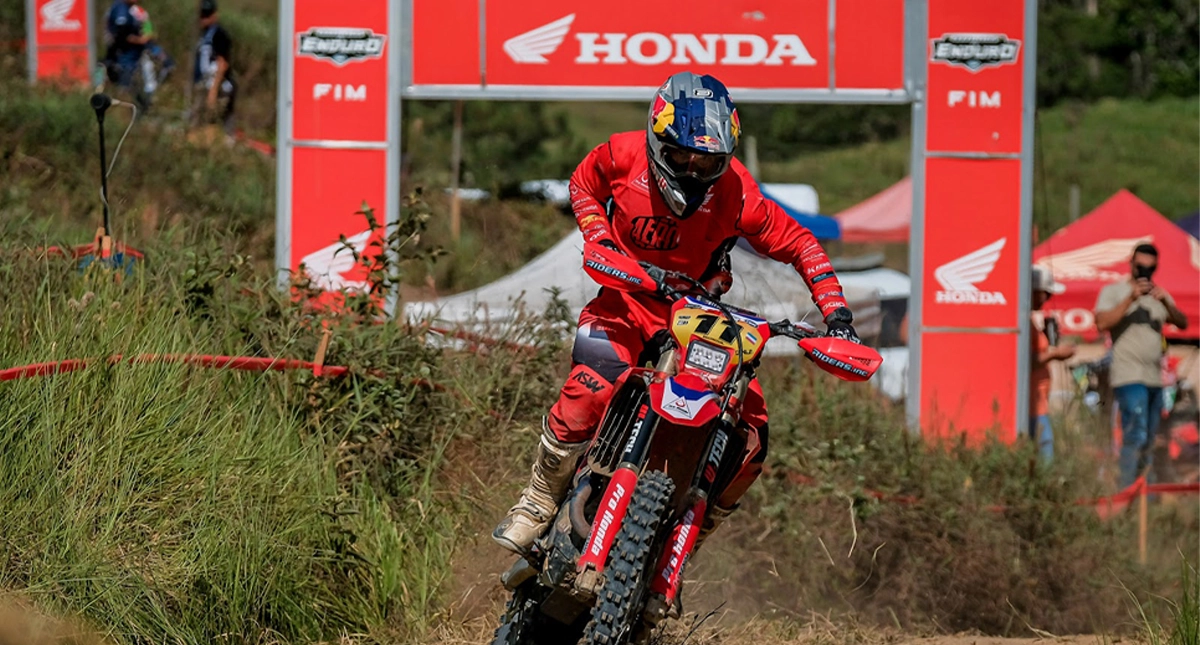 Bruno Crivilin competindo na etapa 2 do Brasileiro de Enduro 2024 pela Honda Racing Brasil Pilotos competindo no Enduro del Verano em um circuito de areia Martin Duplessis pilotando sua moto Honda em um trecho de água durante uma competição off-road Pilotos iniciando a corrida no Enduro del Verano com uma grande multidão assistindo ao fundo