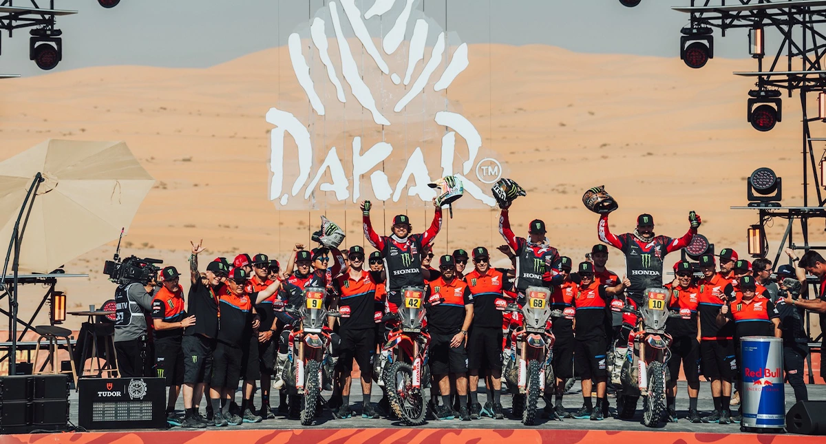 Equipe Monster Energy Honda HRC celebrando no pódio do Dakar 2025
