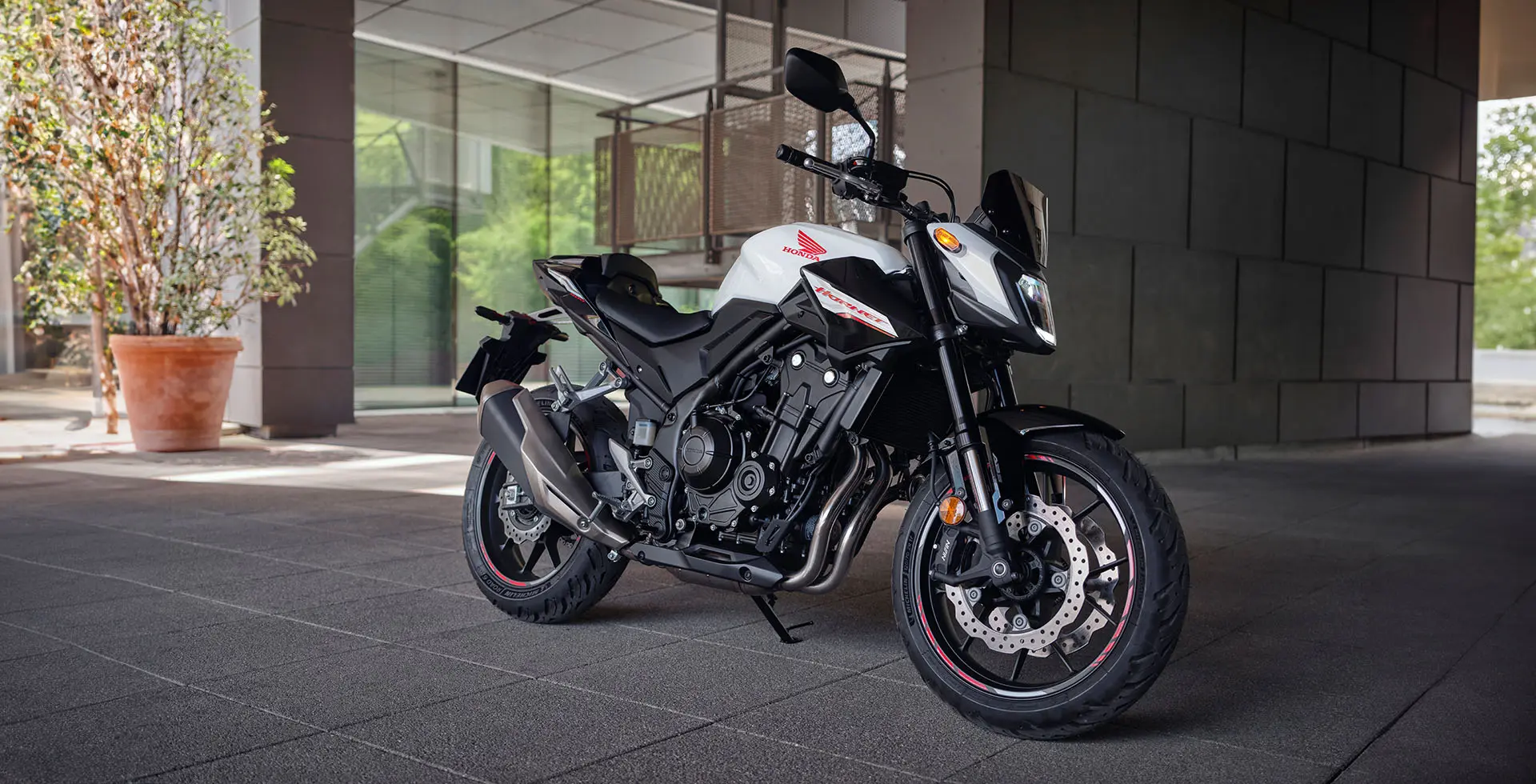 Hornet 500 na cor branca estacionada em ambiente