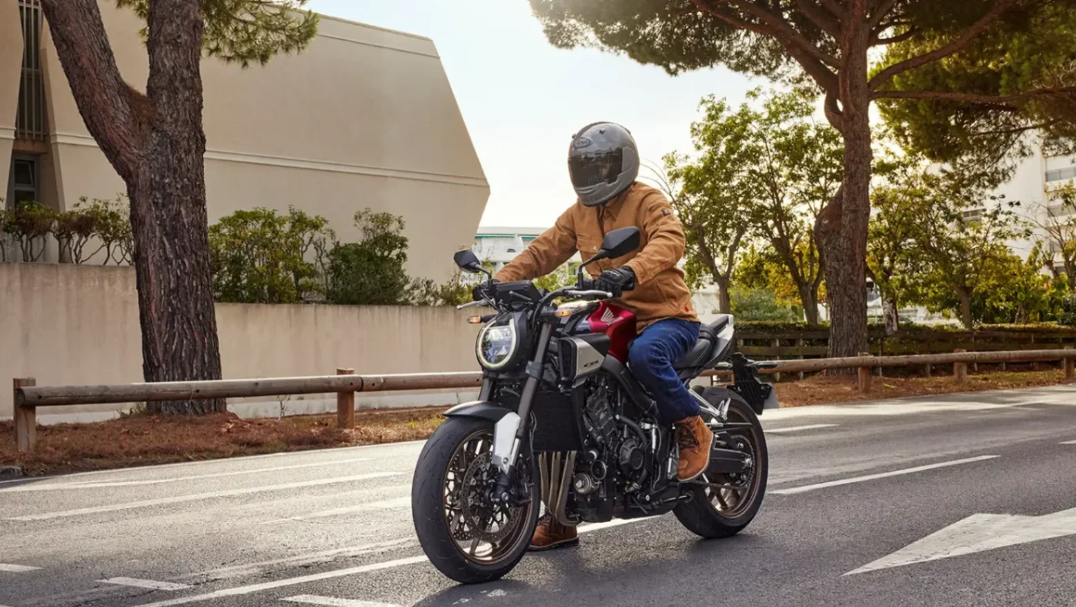 Piloto Andando Em Uma Honda CB650R