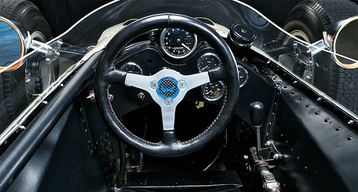 carro de corrida clássico, com destaque para o volante esportivo de três raios