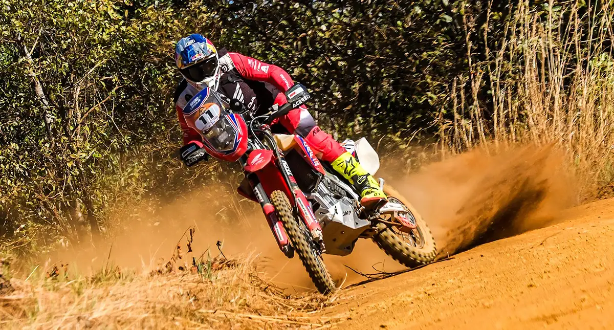 motociclista-praticando-off-road-em-uma-trilha-de-terra