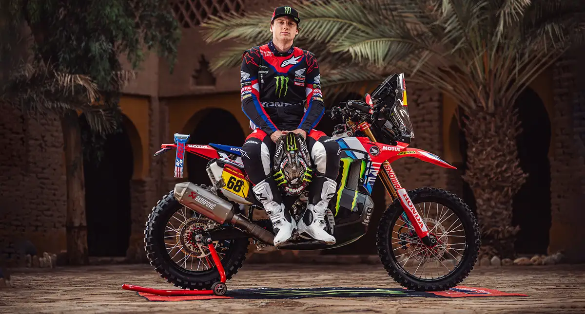 piloto de rali sentado sobre uma motocicleta de competição