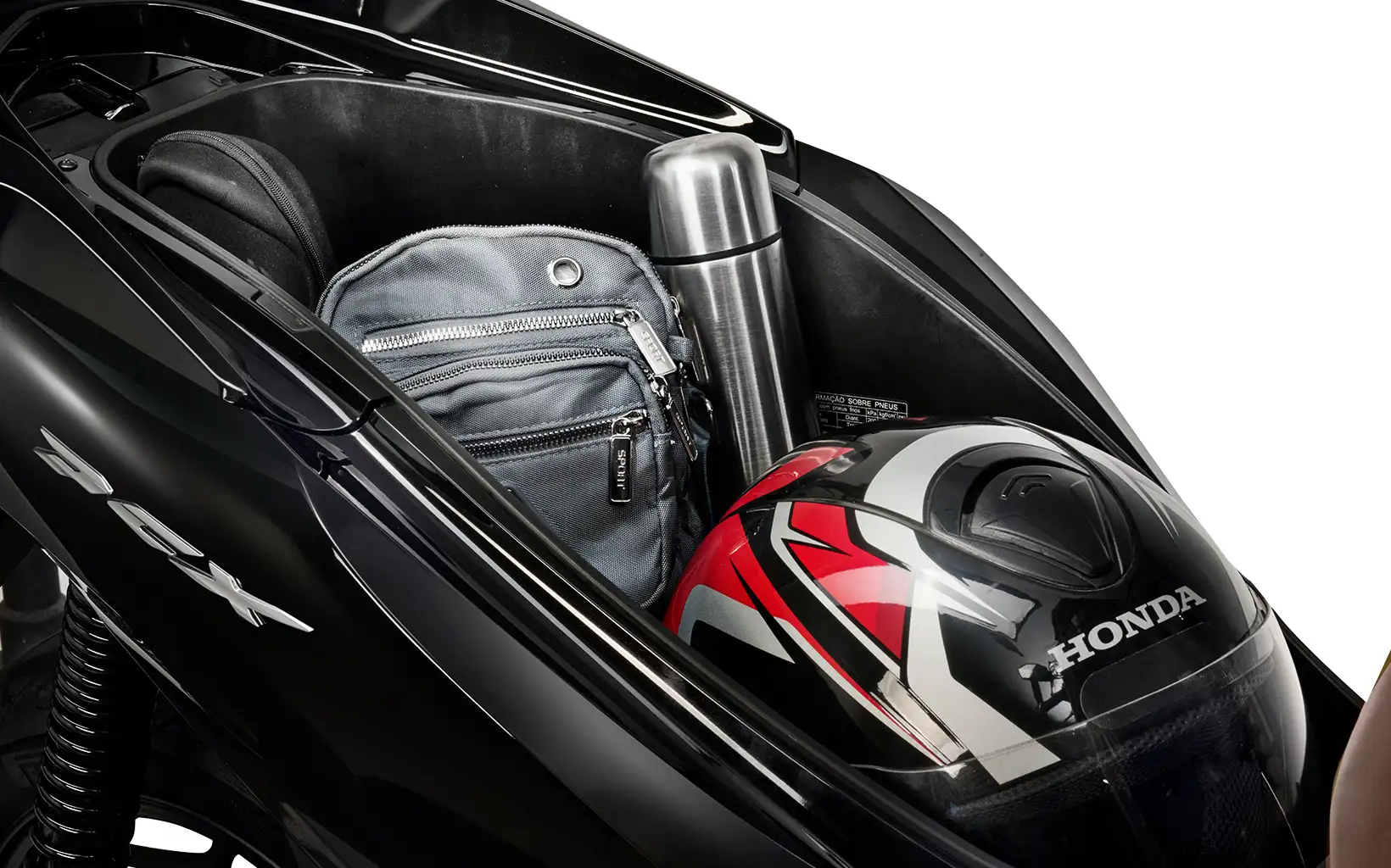 Dá pra fazer a feira: conheça 5 scooters com o grande "espaço interno" 3 Porta-objetos da moto PCX