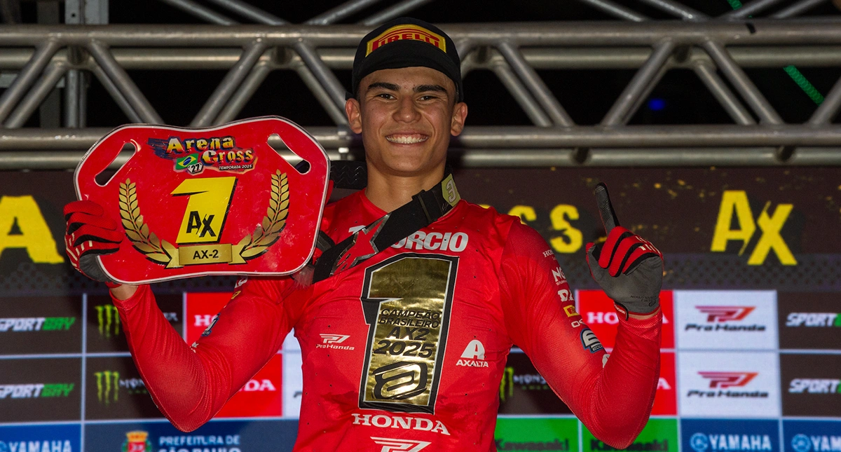 Bernardo tiburcio comemorando vitoria