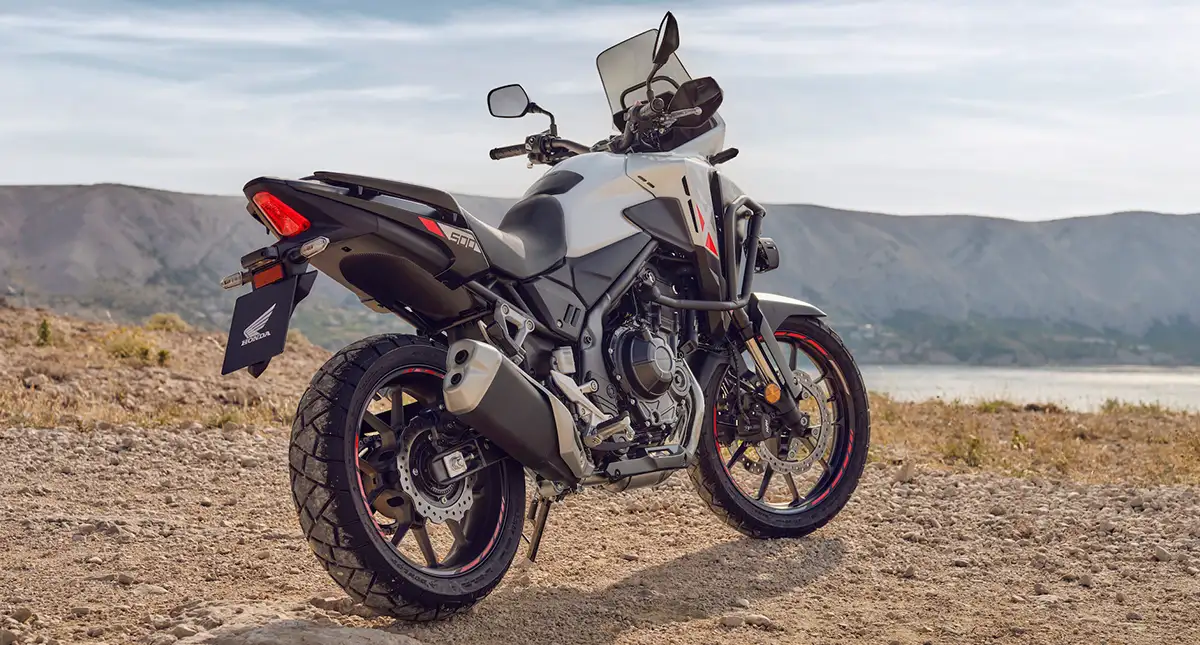 honda touring adventure estacionada cenario montanhoso