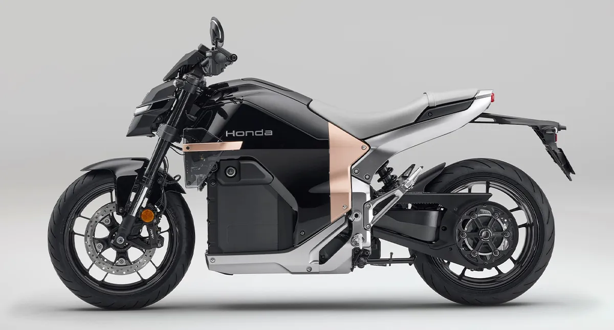 Moto elétrica Honda preta em vista lateral completa