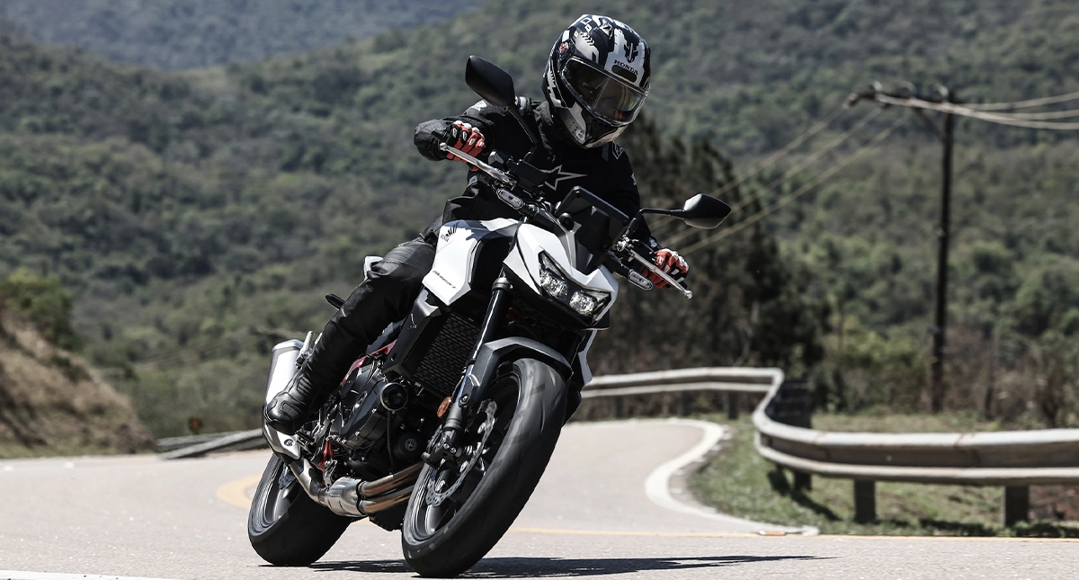 Piloto fazendo curva numa Honda