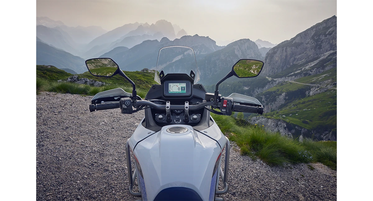 Visão por cima do tanque e guidão Honda Transalp