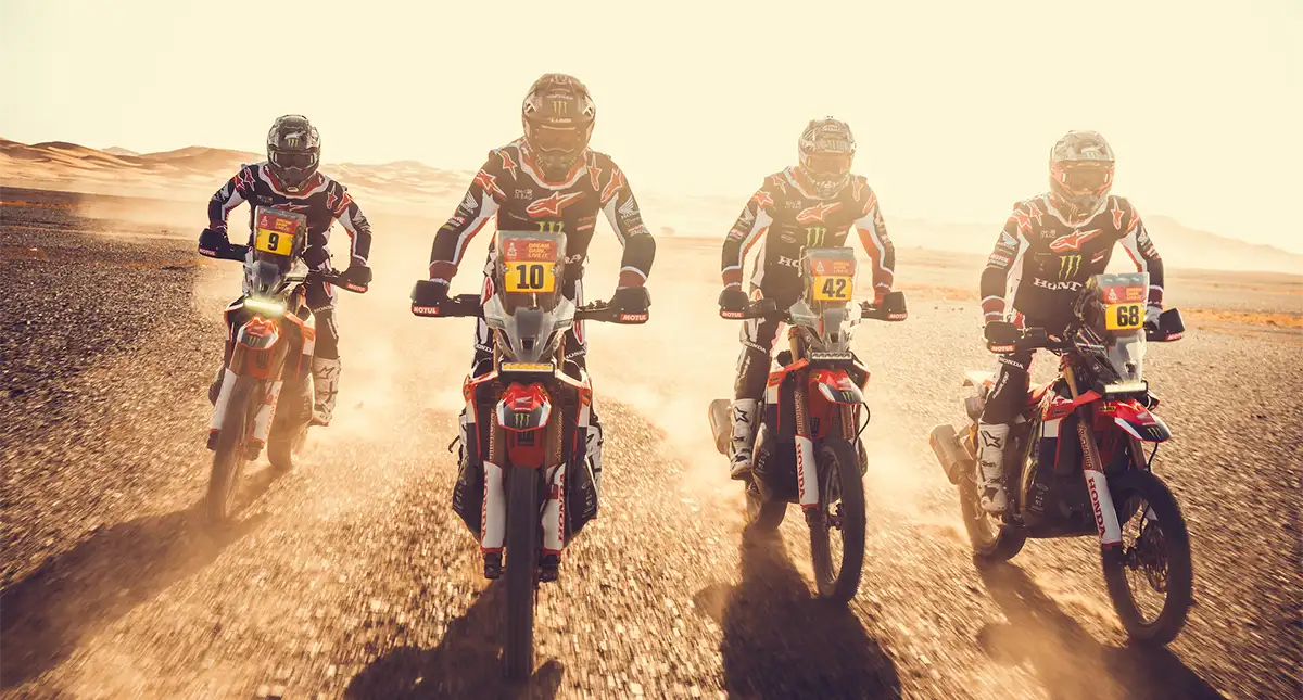 Grupo de pilotos de rally acelerando juntos