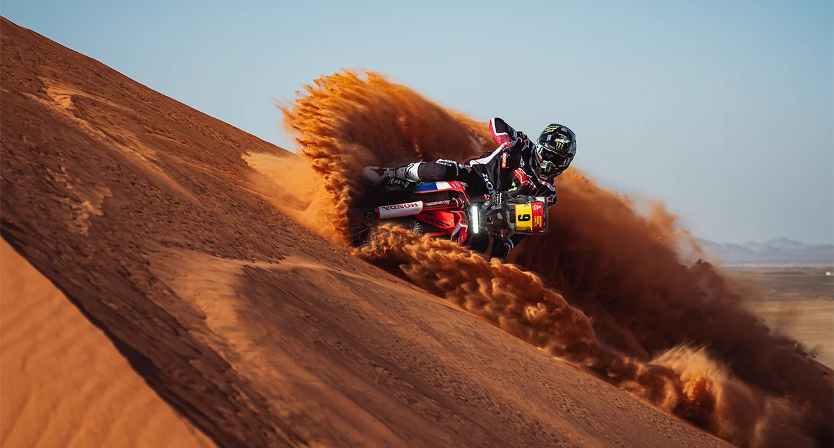 Piloto descendo uma duna inclinada