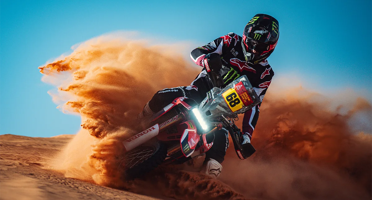 Piloto fazendo curva agressiva na areia