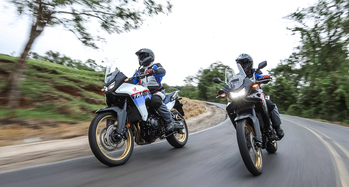 Pilotos em duas motos Honda na estrada