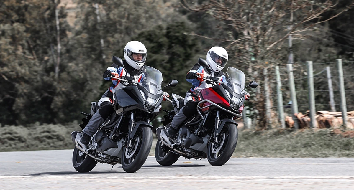 Duas motos aventureiras em curva