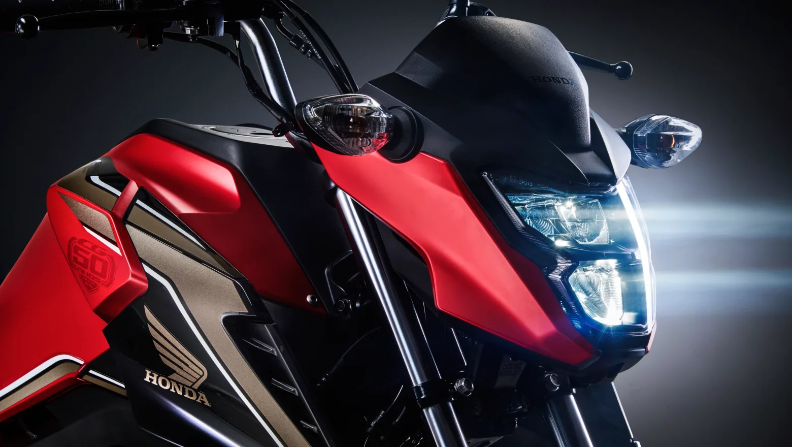 Visão Frontal Farol LED da Moto Honda CG 50 anos