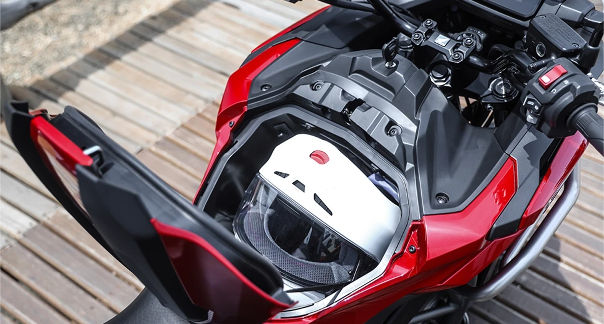 Compartimento frontal aberto moto honda