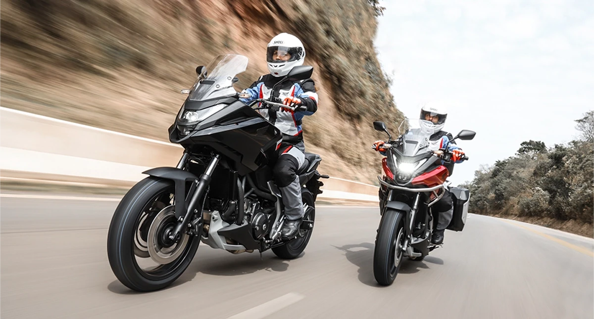 Duas motos Honda acelerando na estrada 