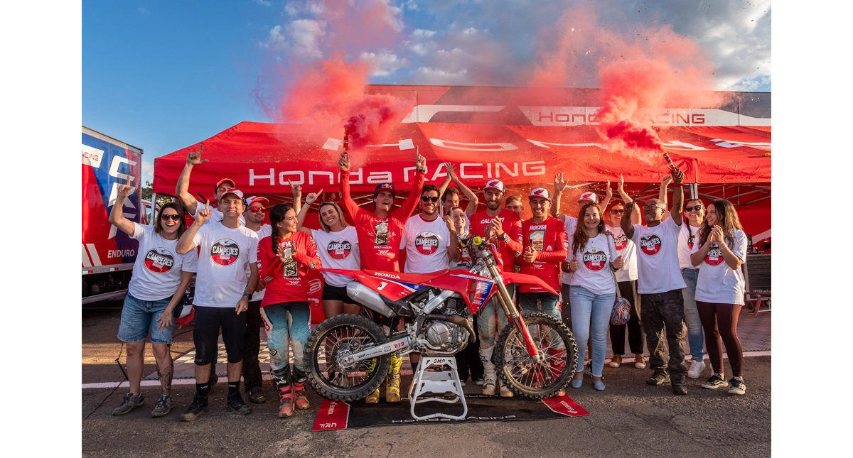 Equipe Honda Racing reunida comemorando 