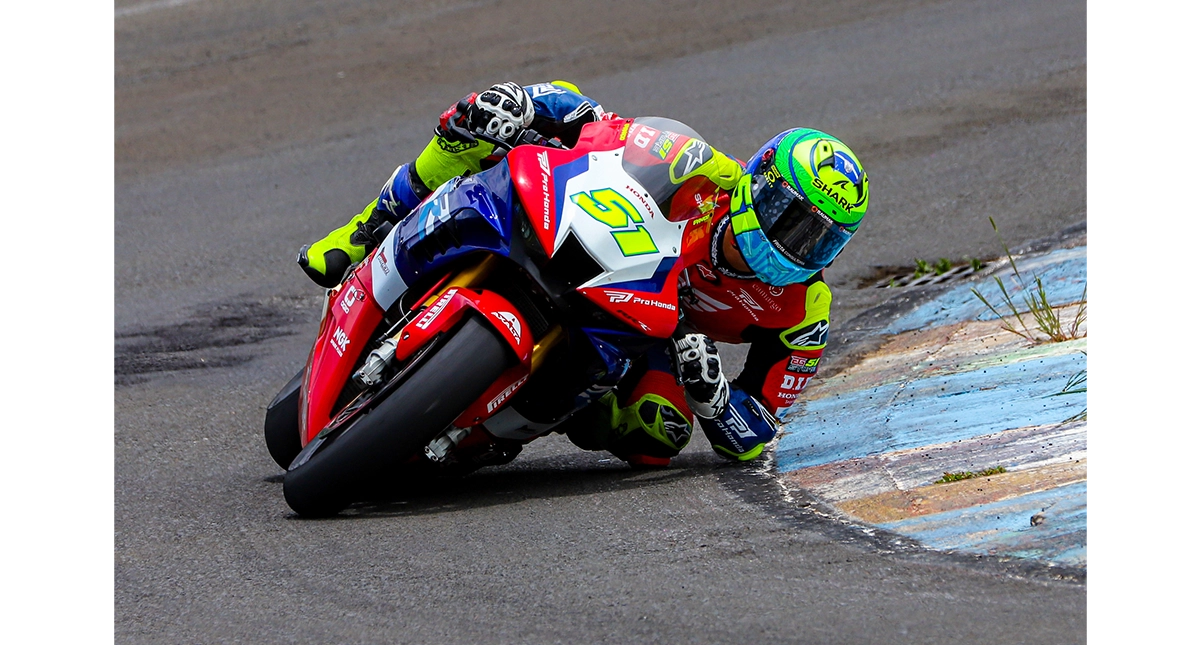 Eric Granado fazendo uma curva 