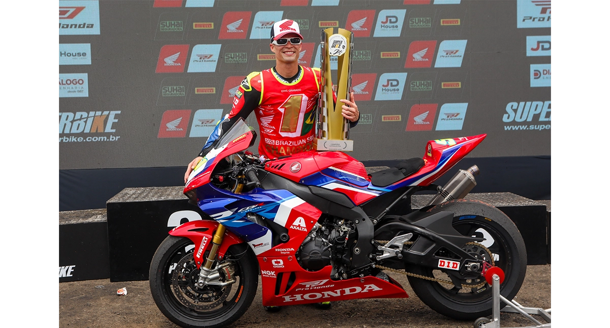 Eric Granado pousando com o troféu na mão