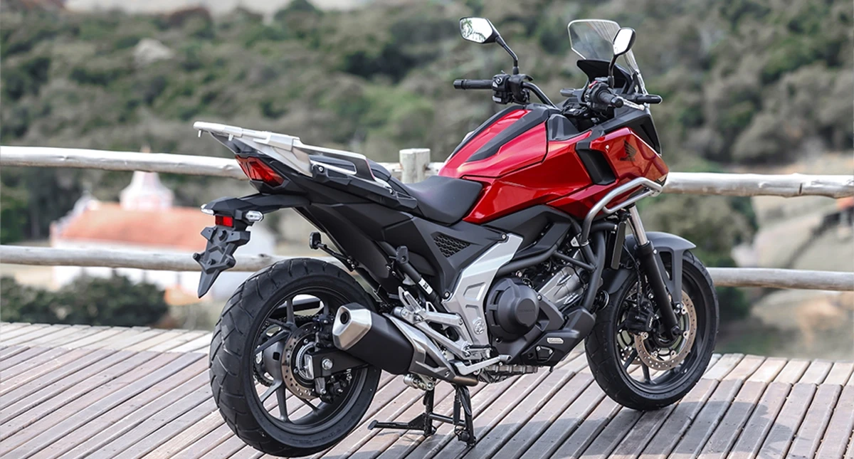 Honda nc750x estacionada