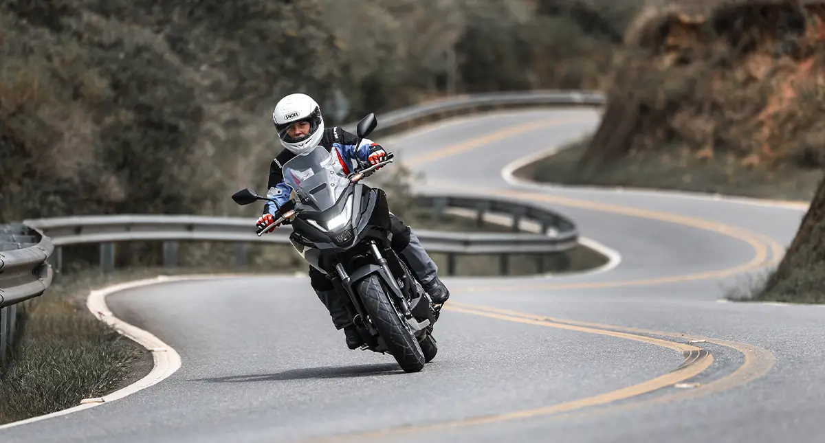 Honda NC750X fazendo a curva 