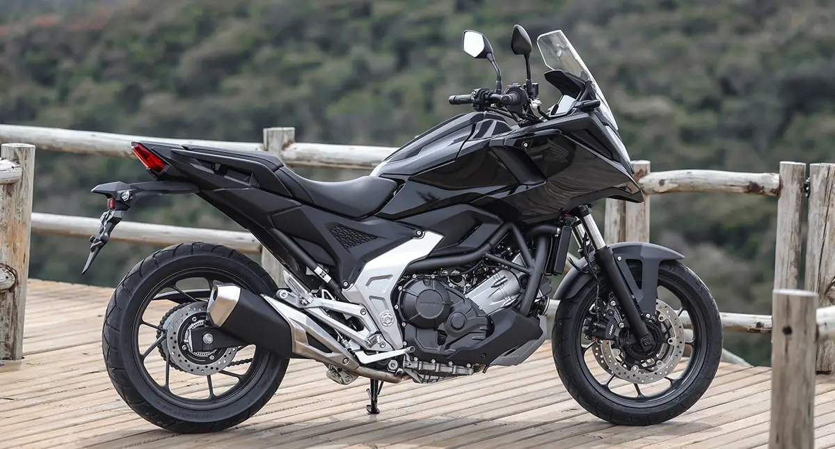 Lateral da Honda NC750X estacionada