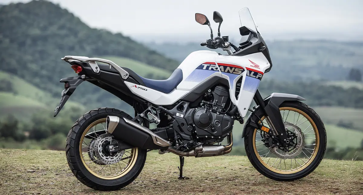 Lateral da Honda XL750 Transalp estacionada