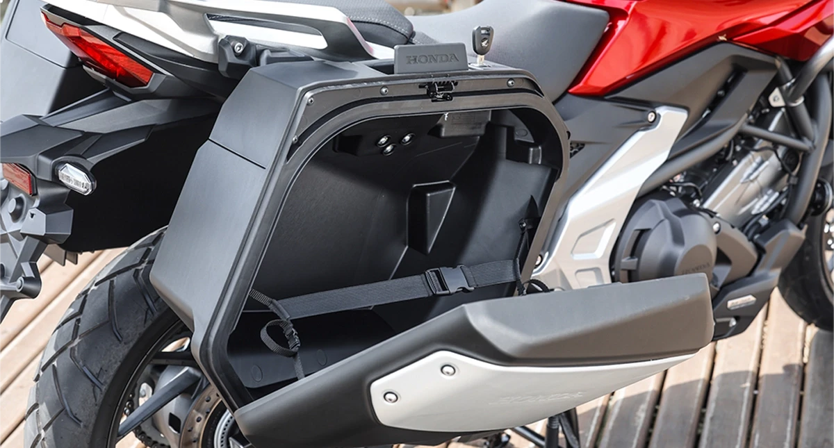 Mala lateral de moto aberta