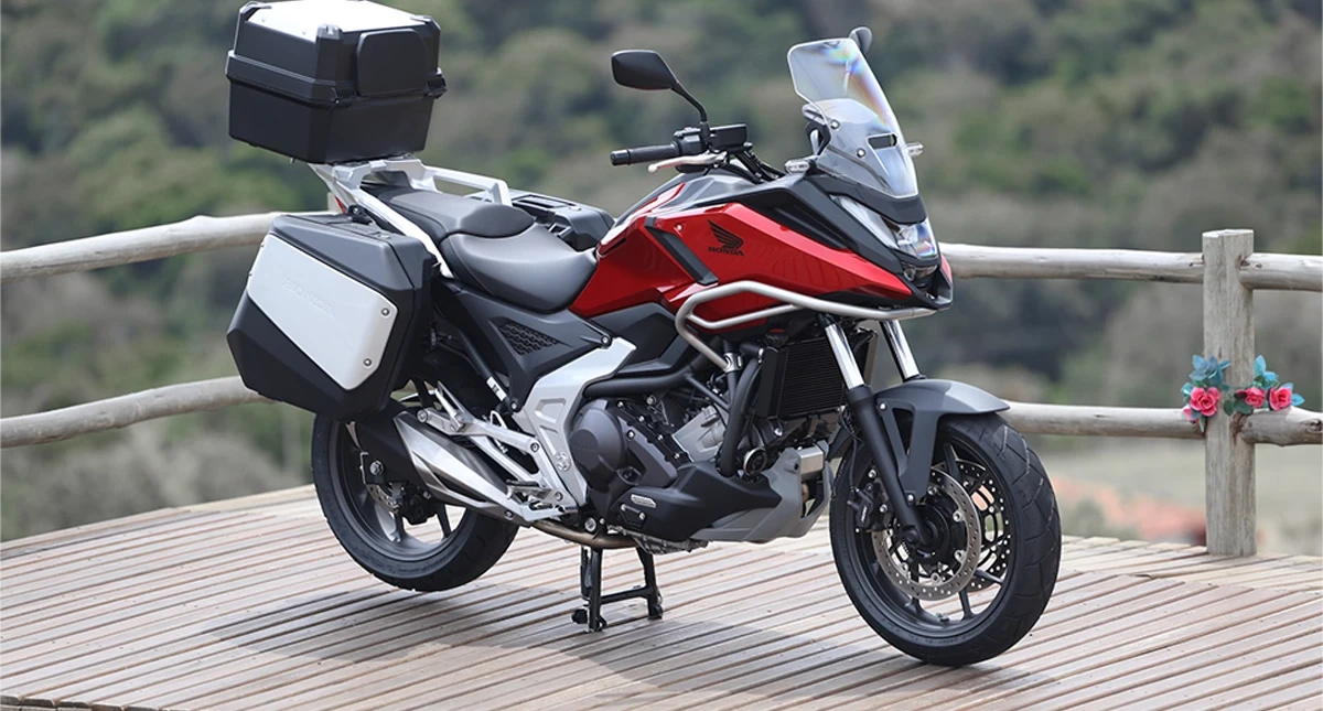 Moto Honda estacionada em mirante