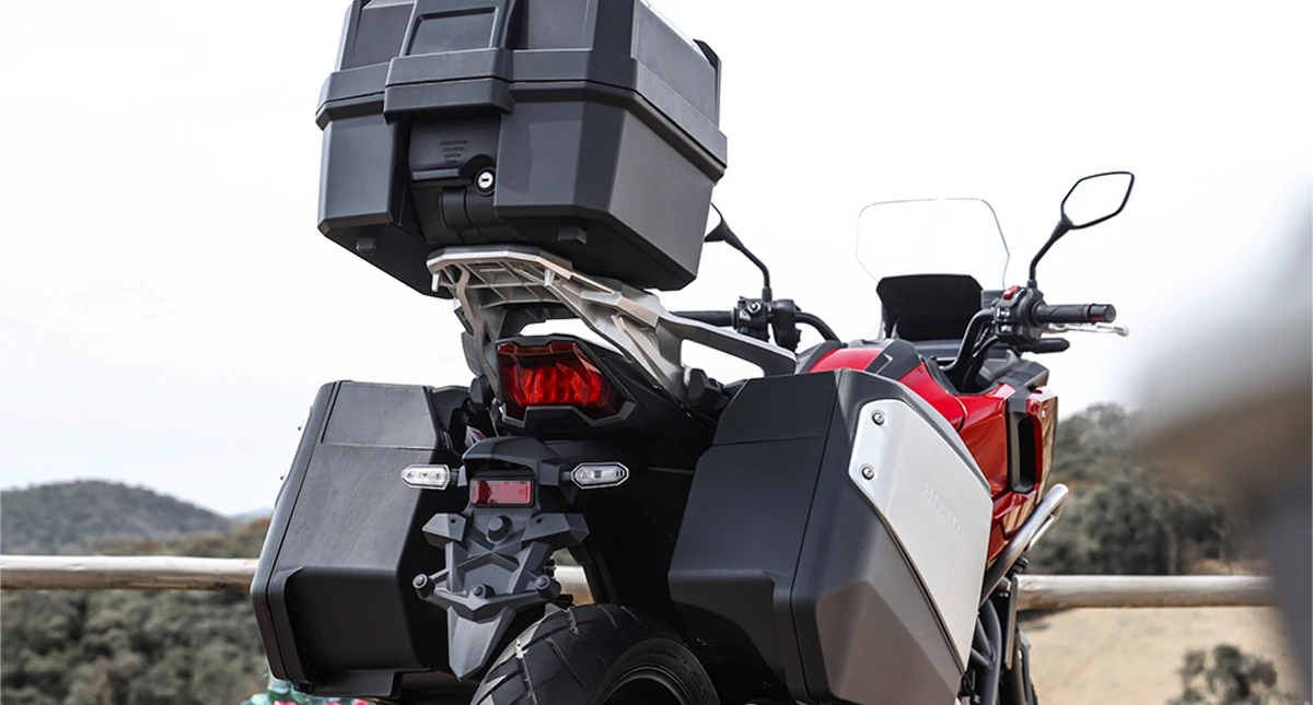traseira da moto com conjunto de malas e baú superior