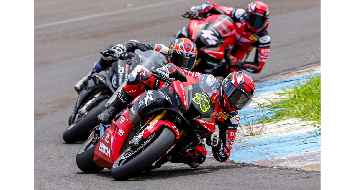 Tres pilotos fazendo curva bem inclinadas em motos