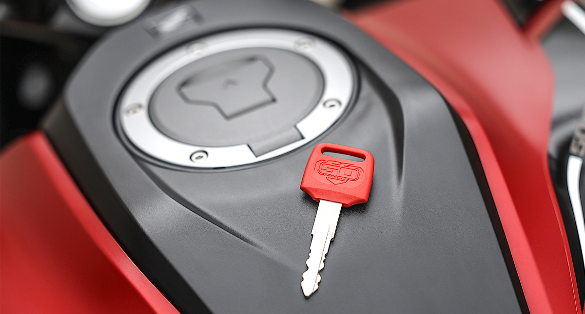 Close-up chave vermelha de moto 