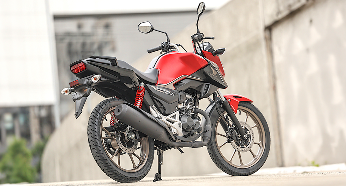 Honda CG 160 vermelha vista lateral 