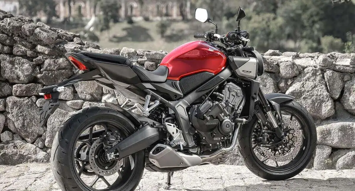 Lateral da Honda CB650R E-Clutch vermelha estacionada