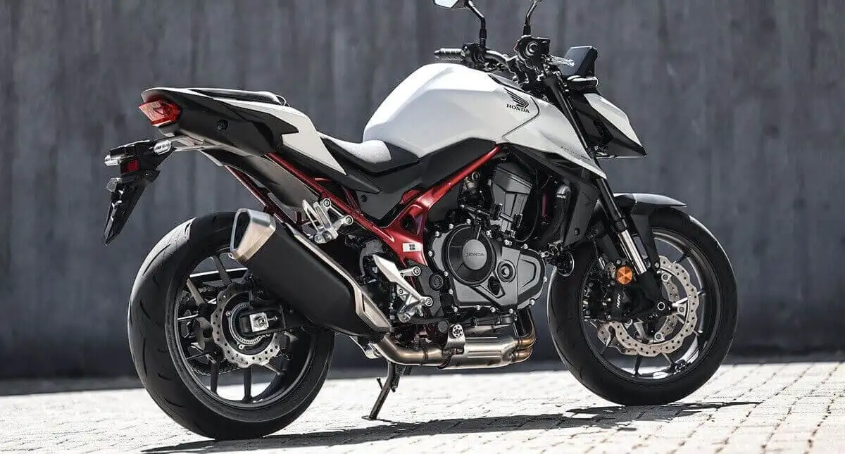 Lateral da Honda CB750 Hornet Branca estacionada