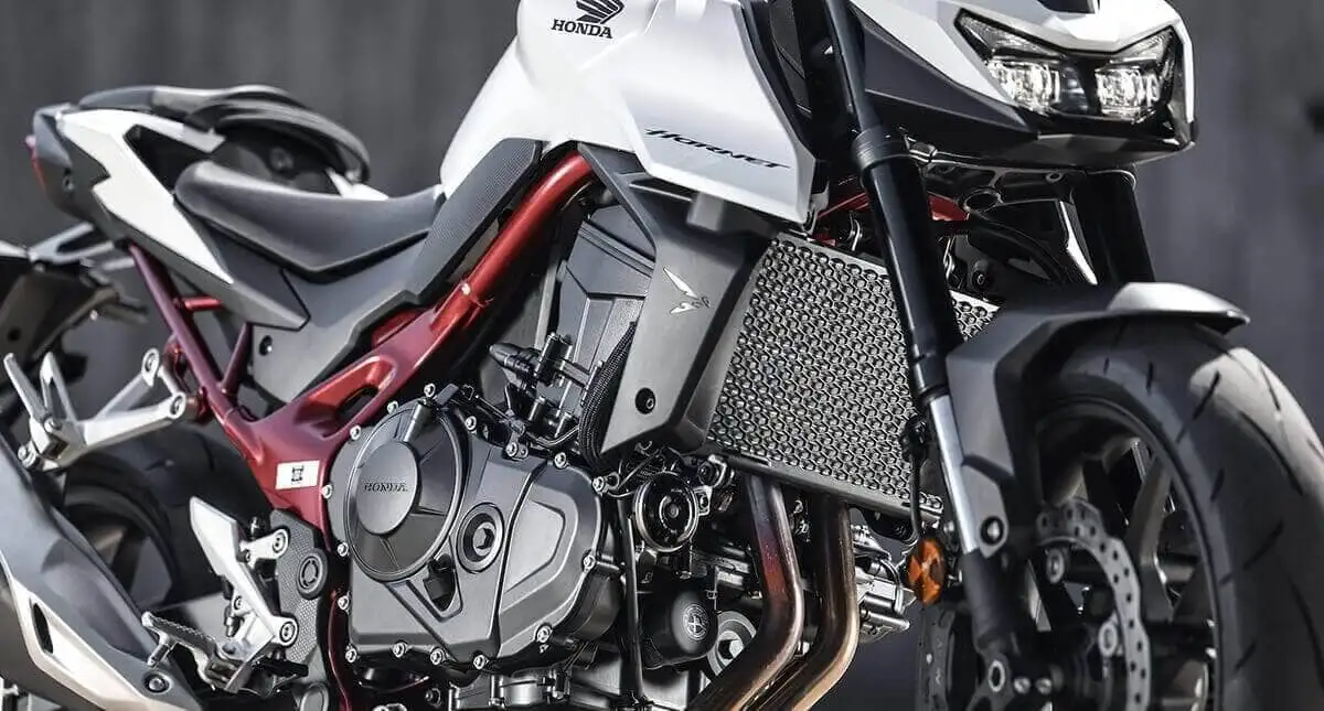 Motor da moto Honda CB750 Hornet branca