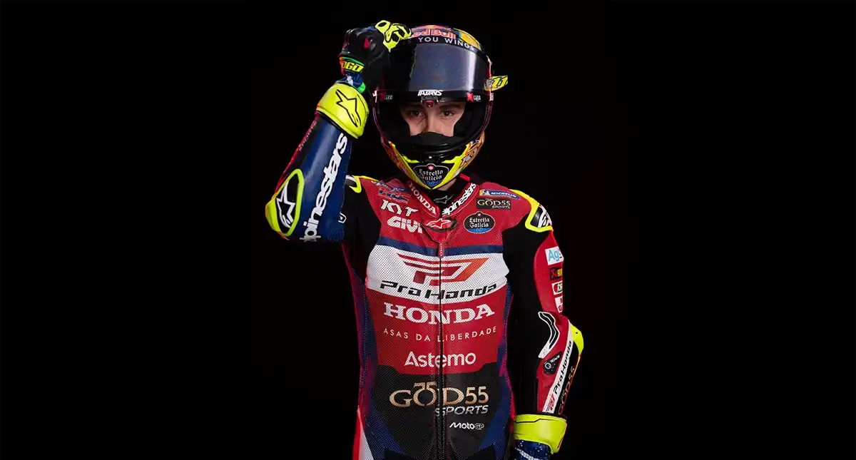 Piloto brasileiro Diogo Moreira da Honda segurando viseira aberta de capacete