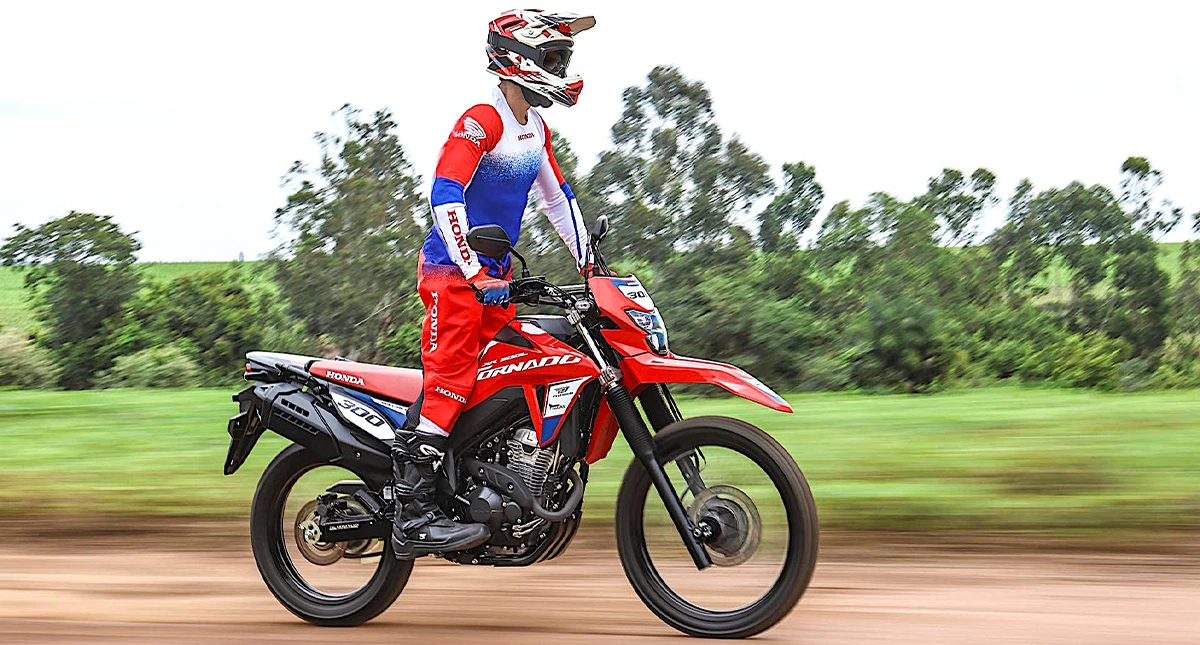 XR 300l tornado em estrada de terra com piloto 