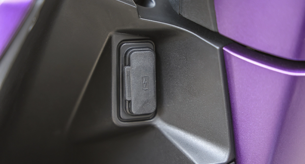 Close-up de uma entrada USB com tampa