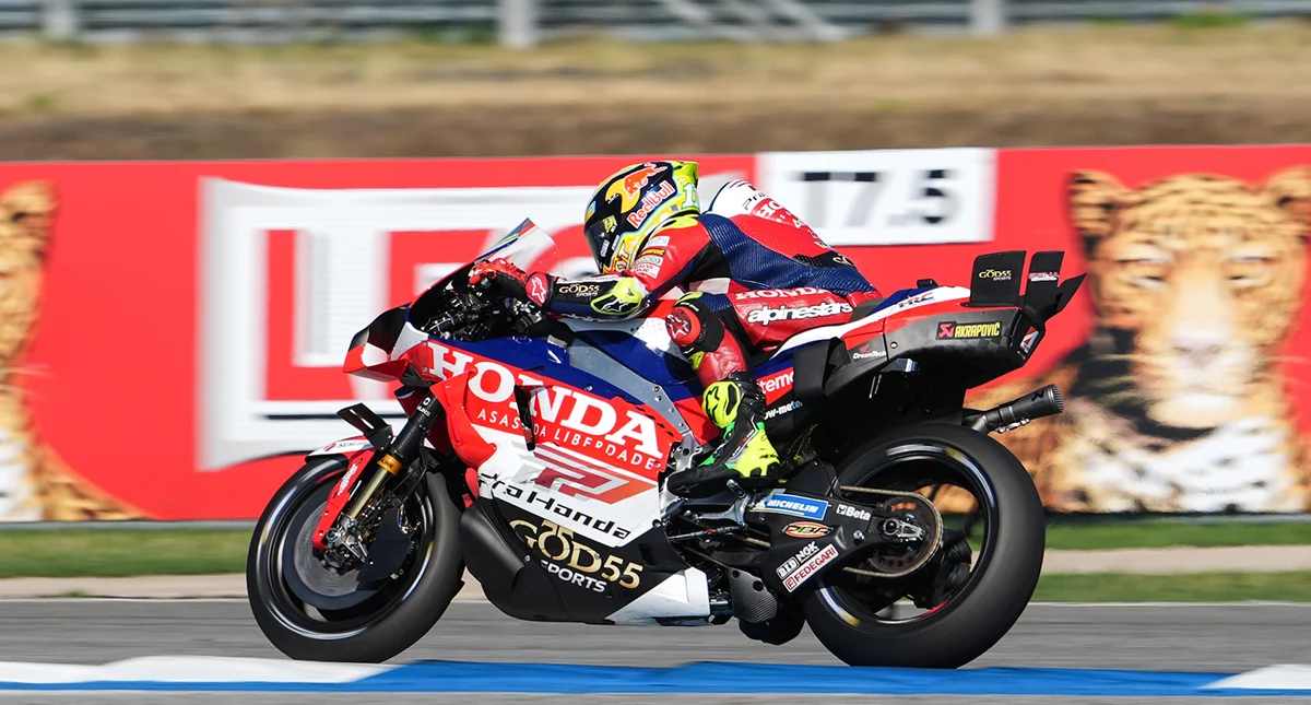Diogo moreira acelerando a Honda visão lateral