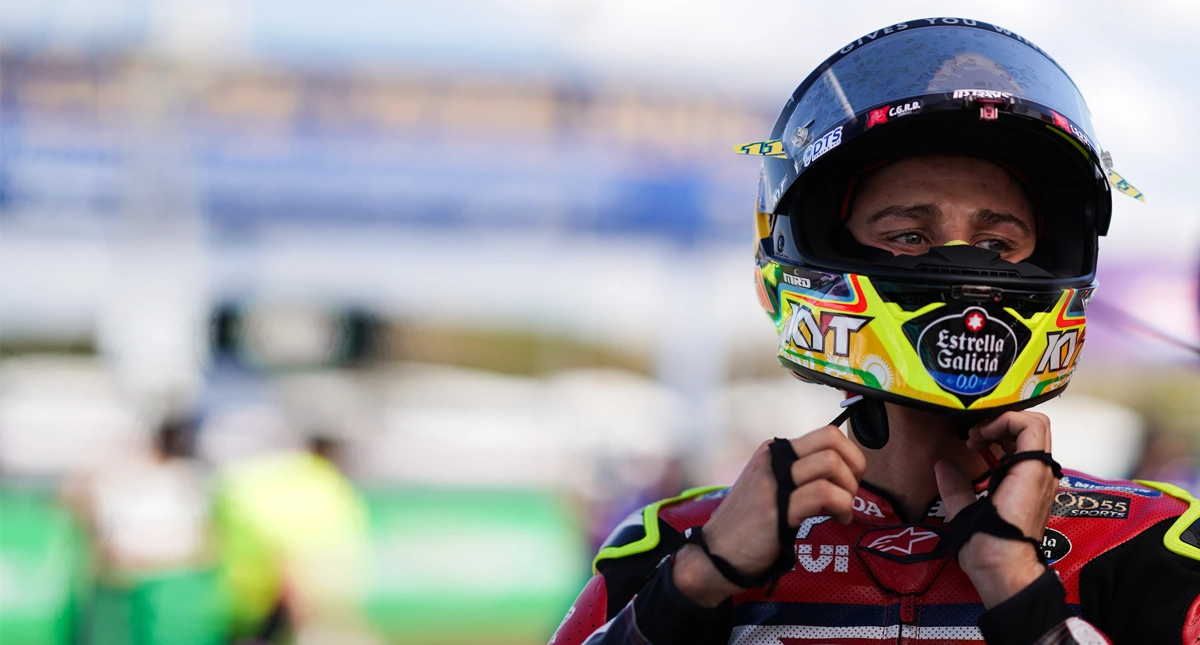 Diogo Moreira com capacete amarelo