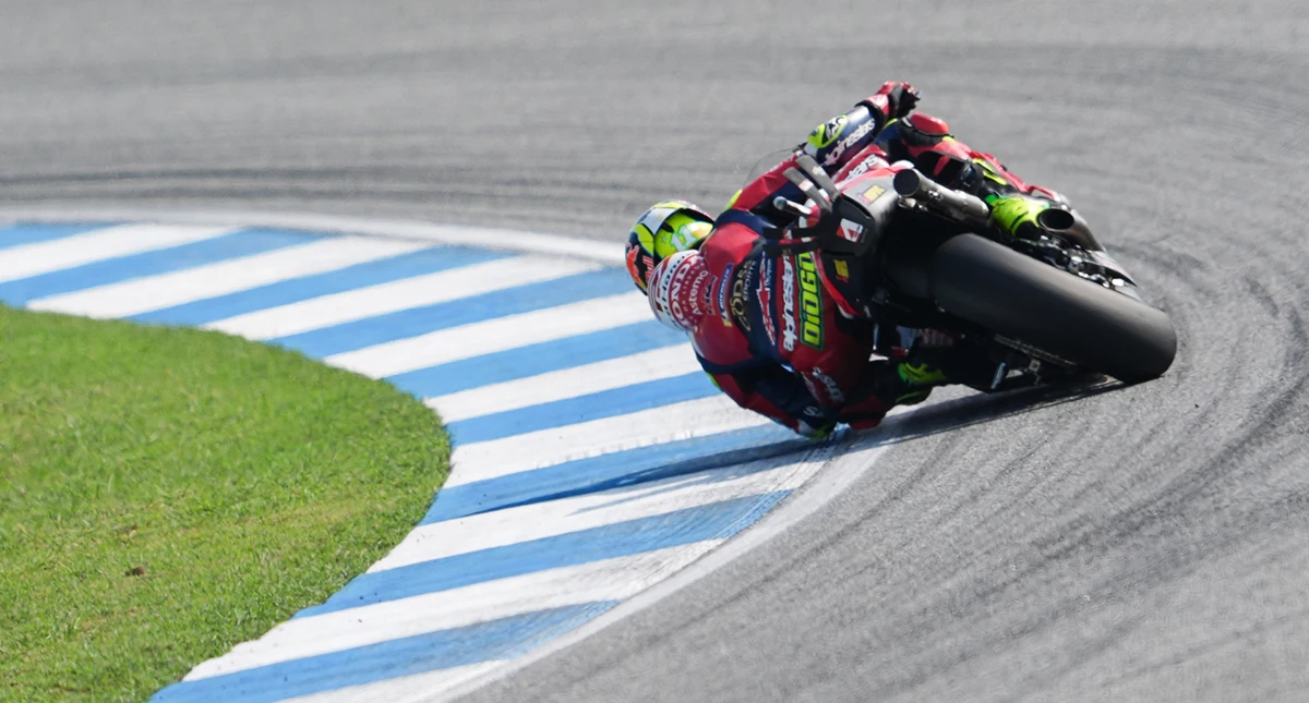 Diogo moreira fazendo curva na visão traseira