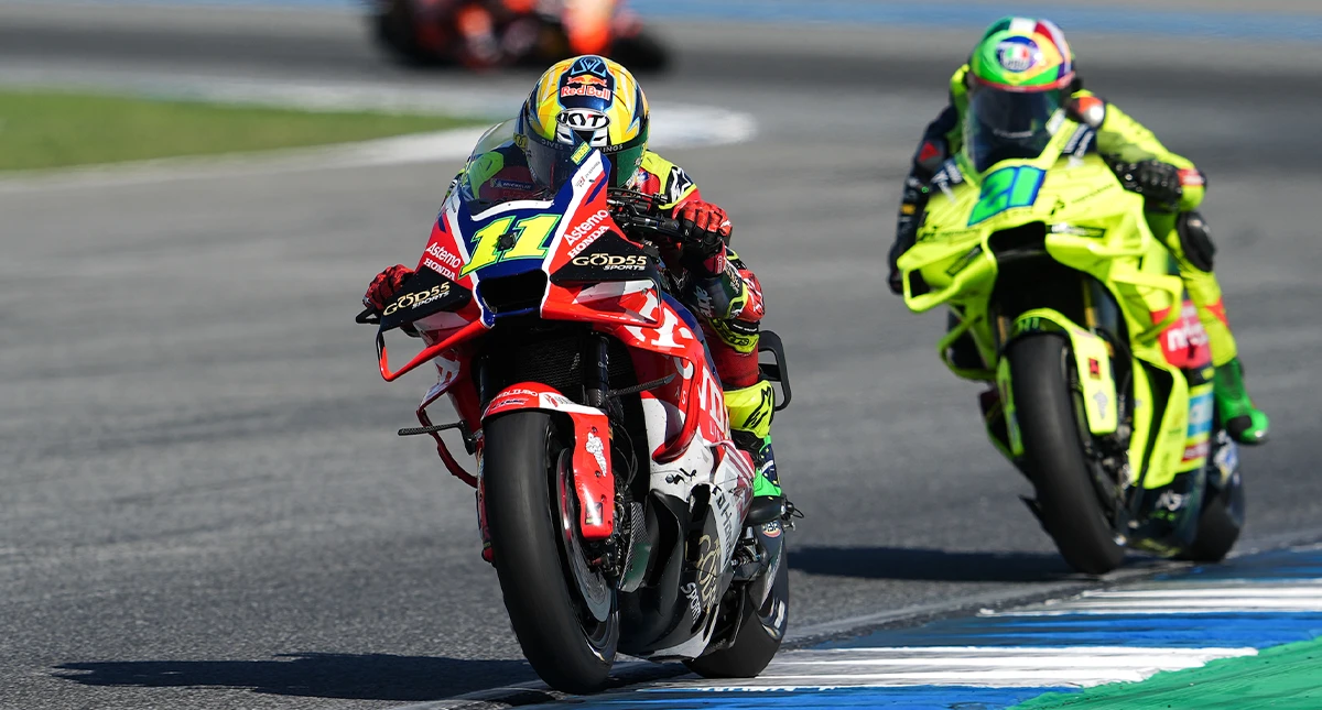 Diogo moreira realizando curva em corrida