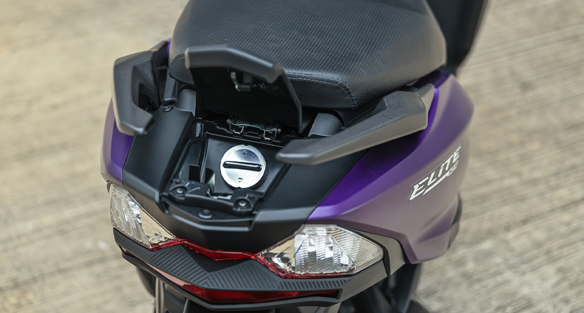 Parte traseira scooter roxa com banco levantado