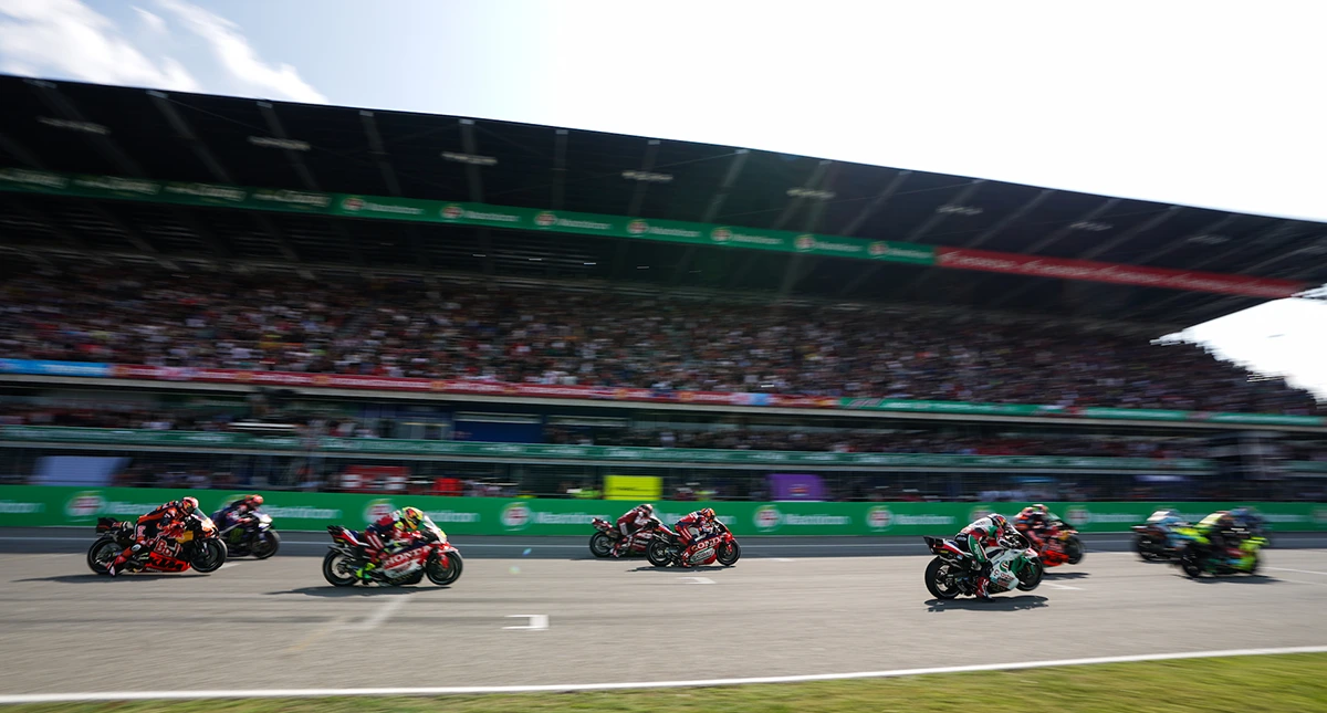 Pilotos em corrida de moto 