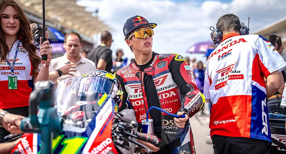 Diogo Moreira no boxe ajustando capacete 